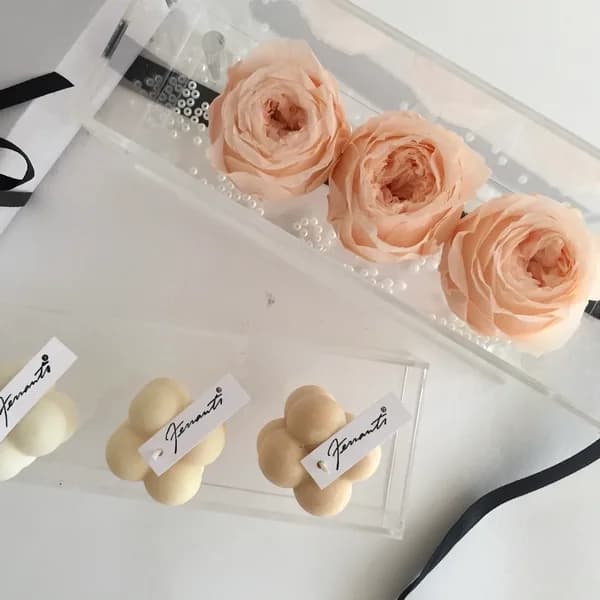 Roses Constance Spry in transparent boxes